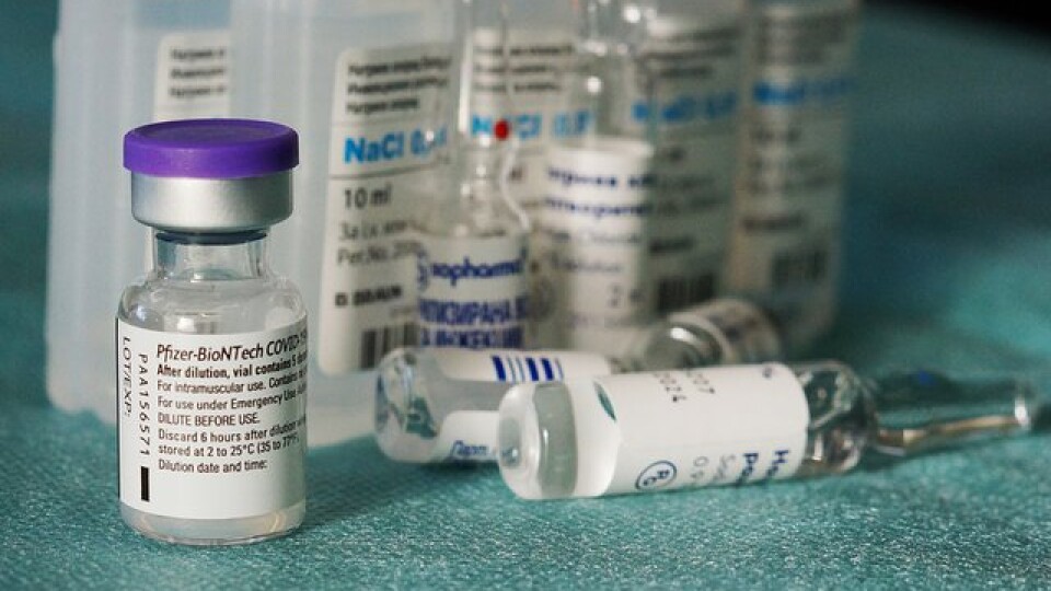 Вакцинованим препаратом Pfizer, ймовірно, потрібно буде щепитися втретє
