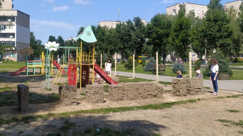 У Луцьку вже почали зносити дитячий майданчик на Молоді. Там буде урбан-парк