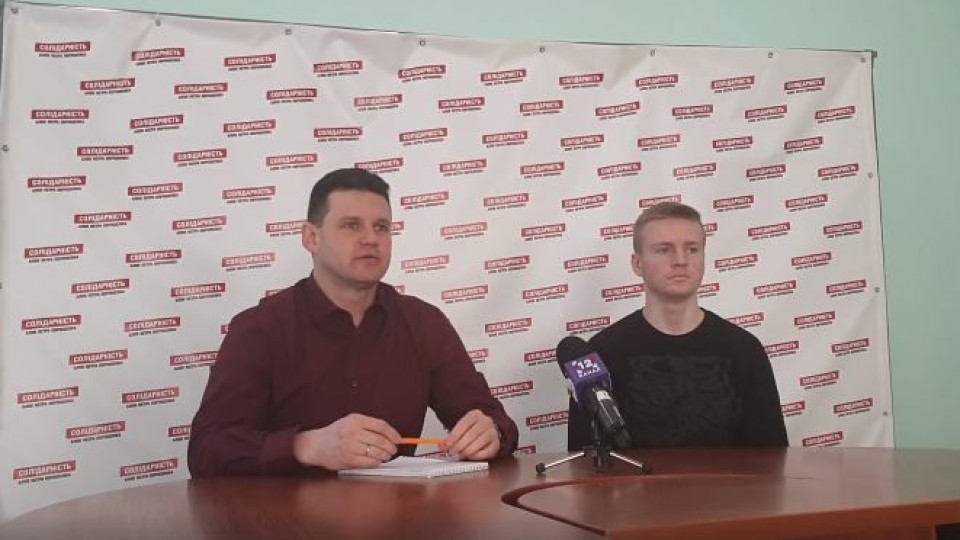 Хлопець, який порізав намет Порошенка у Луцьку, здався «Солідарності». ВІДЕО