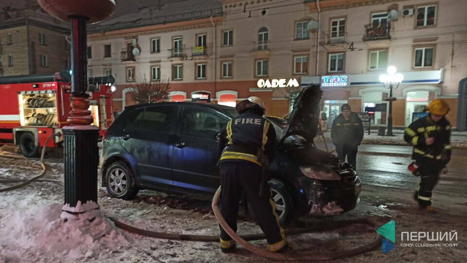 У центрі Луцька горіло авто