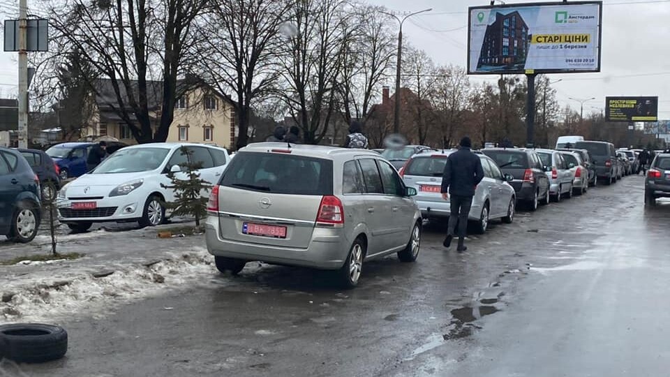 Муніципали заявили, що почнуть штрафувати водіїв-порушників на луцькому авторинку