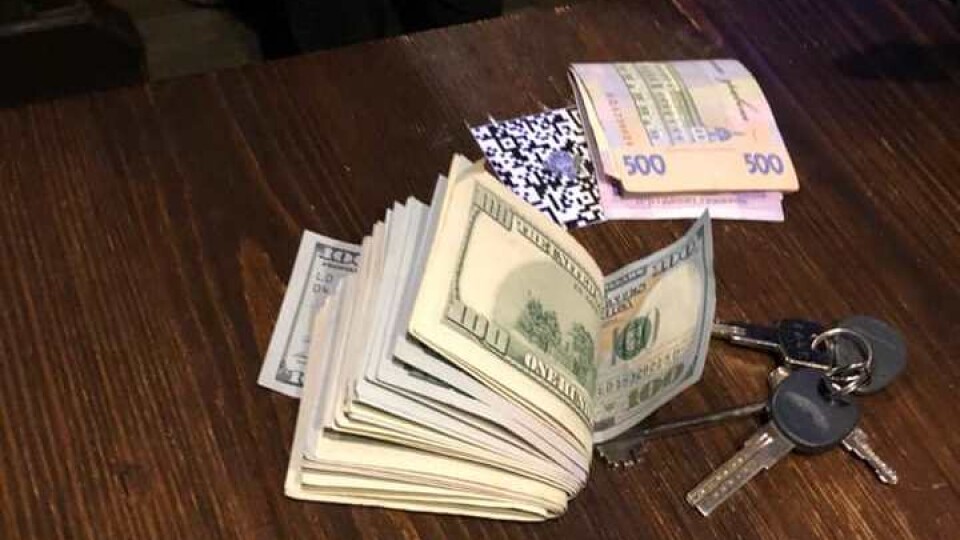 На Волині посадовець фіскальної служби вимагав у підприємця 2 тисячі доларів хабаря
