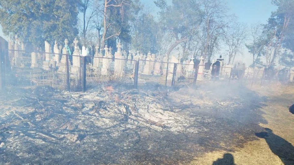 На Волині від вогню рятували цвинтар. ФОТО