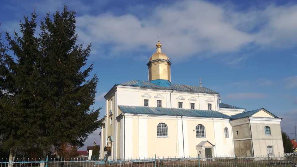«Давайте обіймемося і розійдемося» – у Жидичині селяни звернулися до своїх священиків