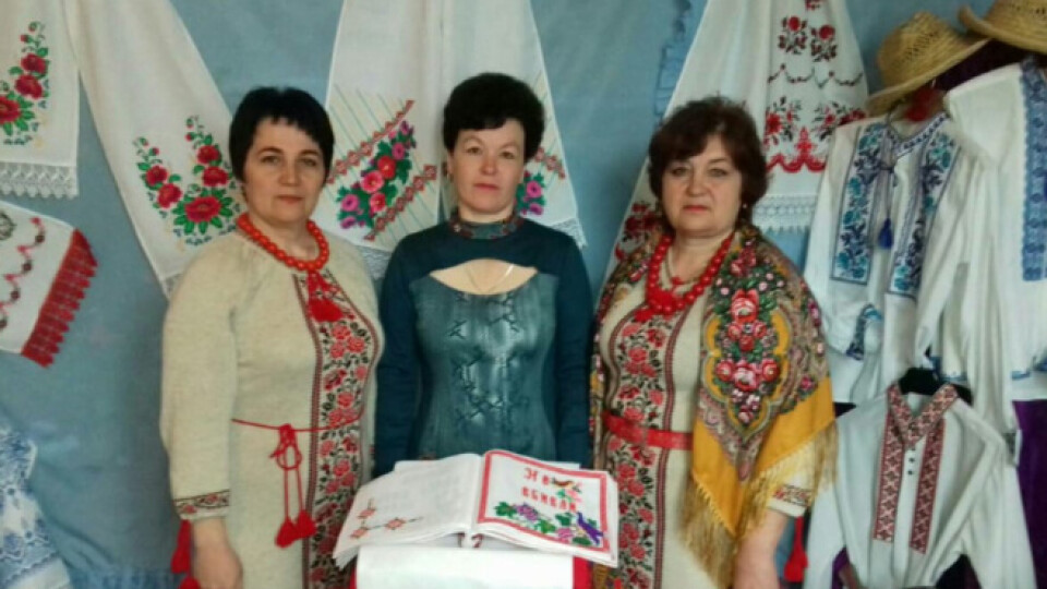 Волинянка вишила книгу із заповідями Божими