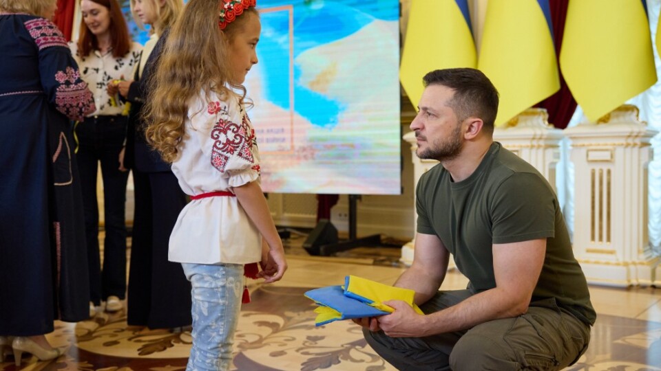 Президент нагородив доньку загиблого воїна волинської бригади. ФОТО
