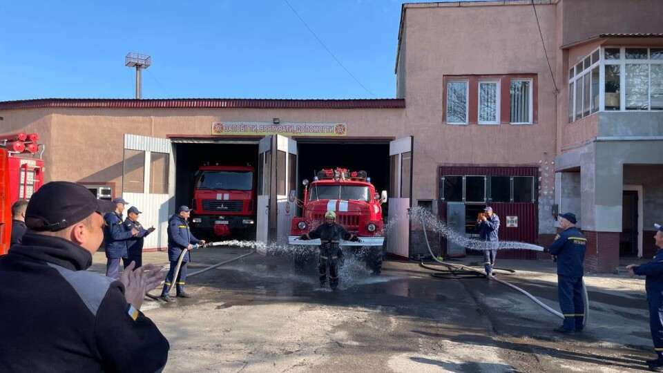 Волинські рятувальники показали, як проводжають на пенсію свого колегу. Відео