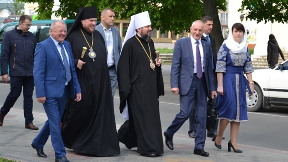Епіфанію на Волині вручили шеврон, а він дав Савченку грамоту