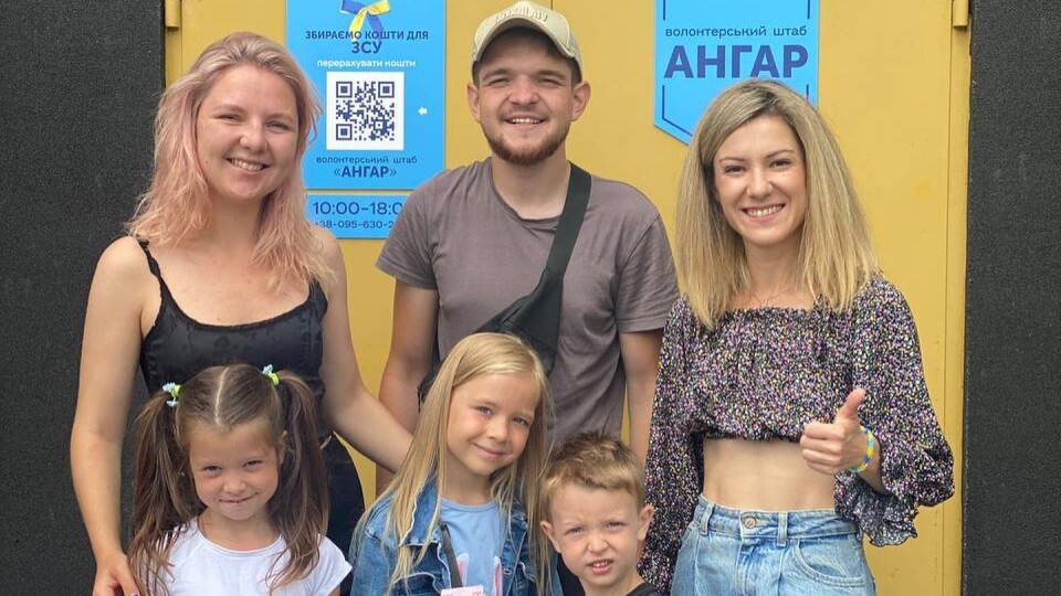 Плели браслети, співали, малювали: діти в Луцьку збирають гроші для ЗСУ. ФОТО