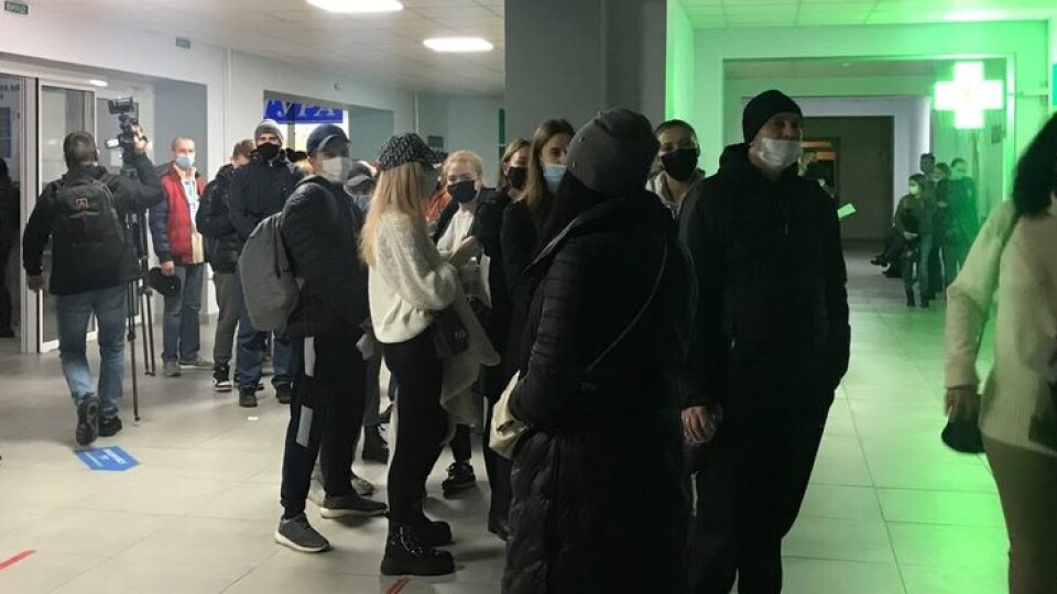 Величезні черги. Що відбувається в одному з центрів вакцинації у Луцьку