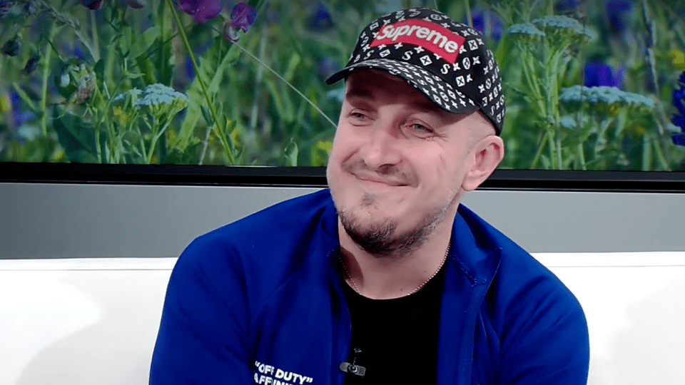 «У школі знав 4 слова англійською». Як волинянин став викладачем у Китаї