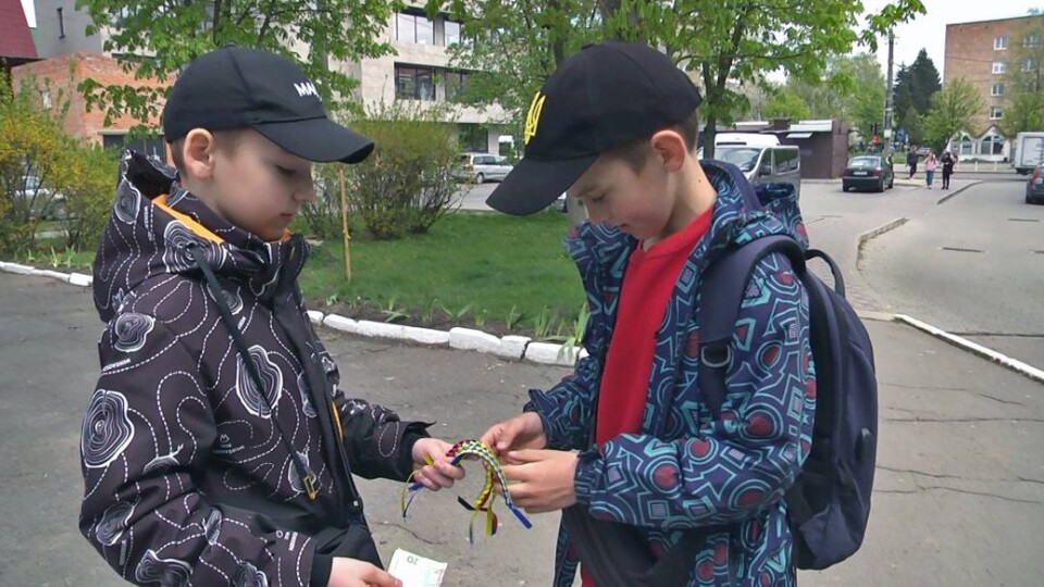 Школяр з Луцька зібрав 34 тисячі гривень для ЗСУ, продаючи патріотичні аксесуари. ФОТО