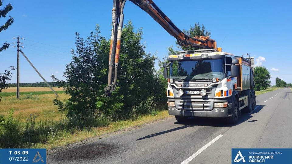 На Волині латають вибоїни на дорогах. Водіїв просять бути обачними