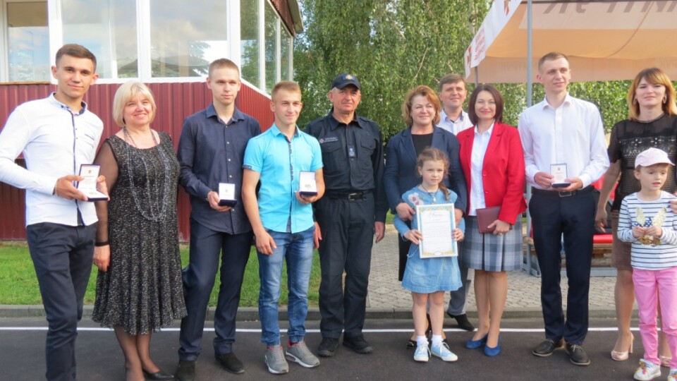 Нагородили студентів-медиків, які врятували людину в потязі