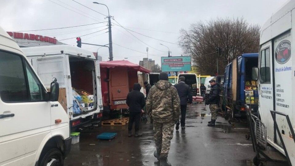 «Пасаж» залишиться: на Новий ринок хочуть «переселити» гуртовиків, які торгують на парковці