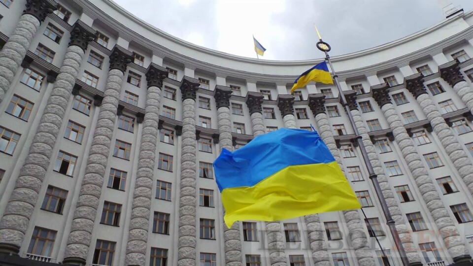 До будівлі Кабміну зайшов чоловік з гранатою. Він погрожує усе підірвати