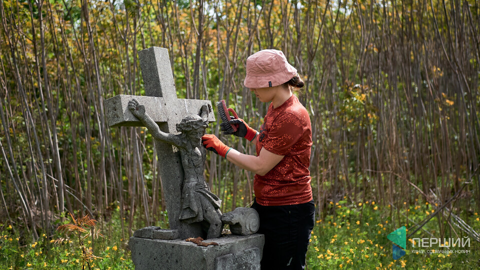 Пам’ять і вдячність. Фоторепортаж із прибирання польського кладовища в Кисилині