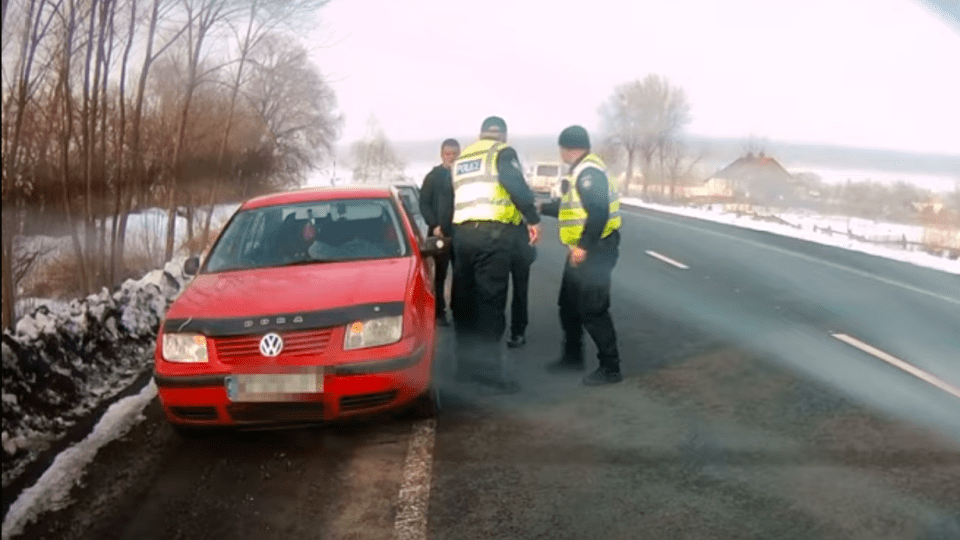 На Волині жінка народила дитину в автомобілі. Їй допомогли поліцейські