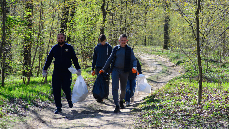 Біля Луцька прибирали територію, на якій хочуть зробити оздоровчо-відпочинкову зону. ФОТО