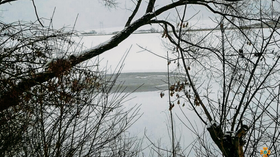 На Волині врятували чоловіка, який провалився у крижану воду