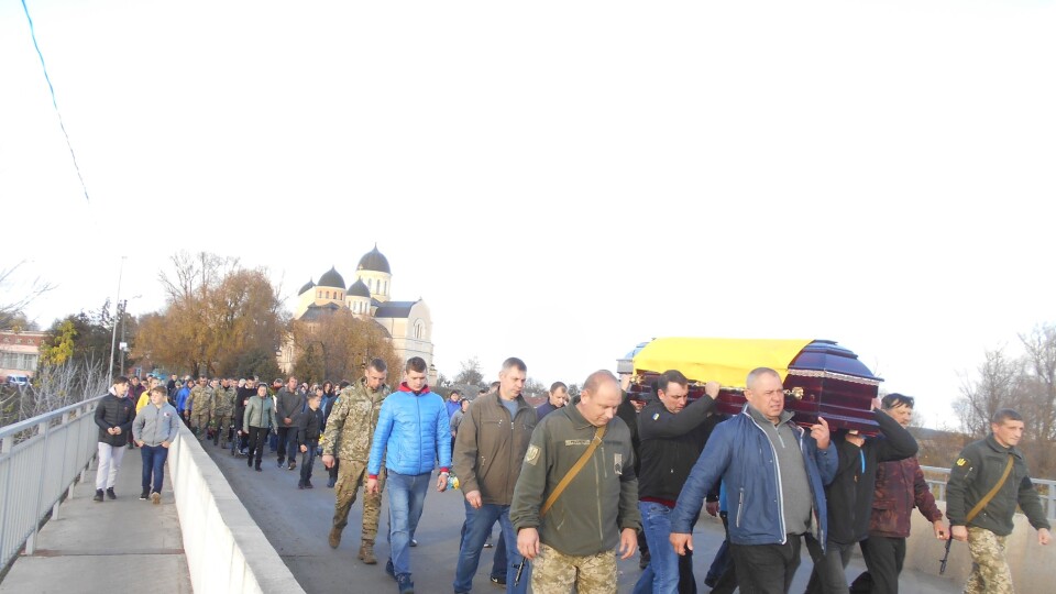 У  громаді на Волині на колінах зустріли полеглого Захисника. Сьогодні прощатимуться з Героєм. ФОТО