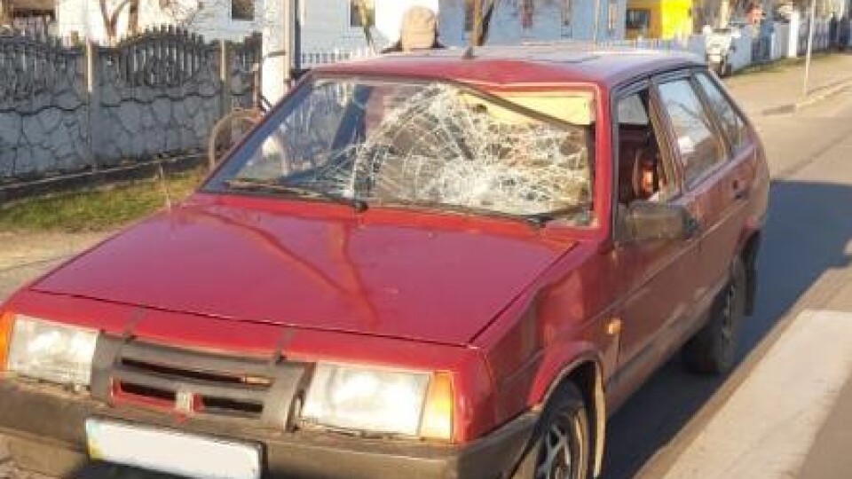 На Волині легковик збив 11-річну велосипедистку. Дівчина – в реанімації