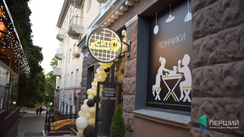 У центрі Луцька відкрилось кафе «Сито». Там готують пельмені з морквою та родзинками