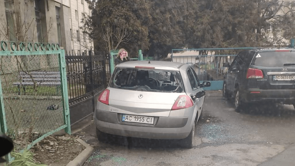 У Луцьку невідомі розтрощили припарковану у дворі автівку