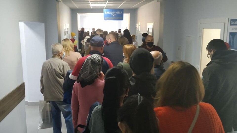 У Луцьку – величезна черга в одному з пунктів вакцинації