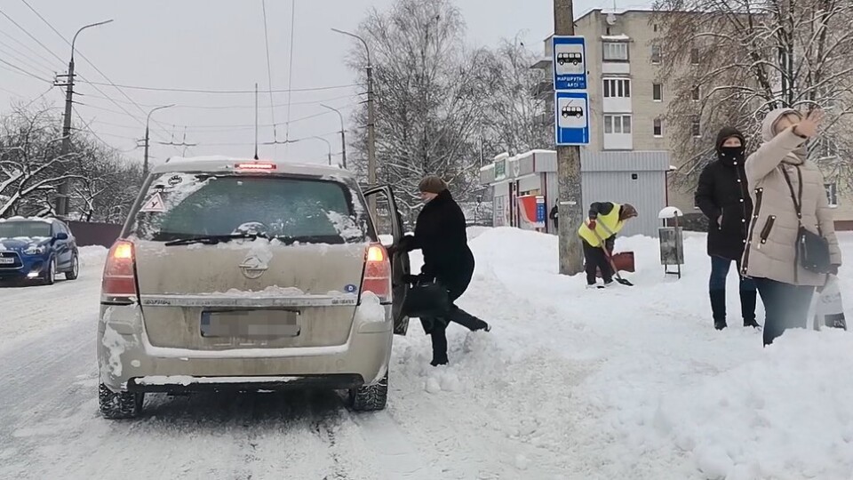 Лучанин безплатно підвозить людей на роботу, щоб не мерзли на зупинках