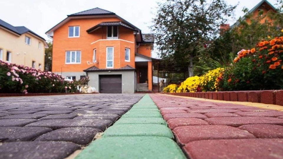 Як доглядати за бруківкою. ПЕРШИЙ У ПОМІЧ