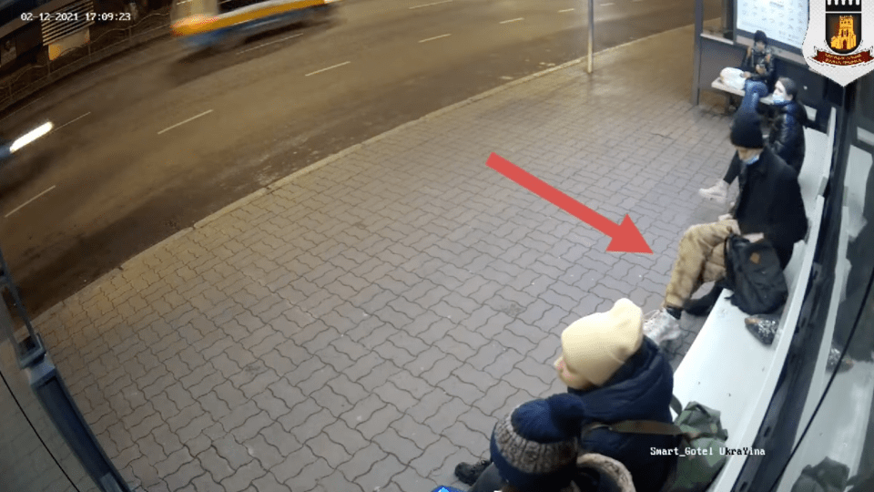 Знайшли хлопця, який розмалював «розумну» зупинку в Луцьку. Він усе прибрав