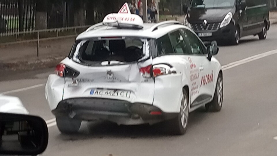У Луцьку вантажівка в'їхала в учбове авто