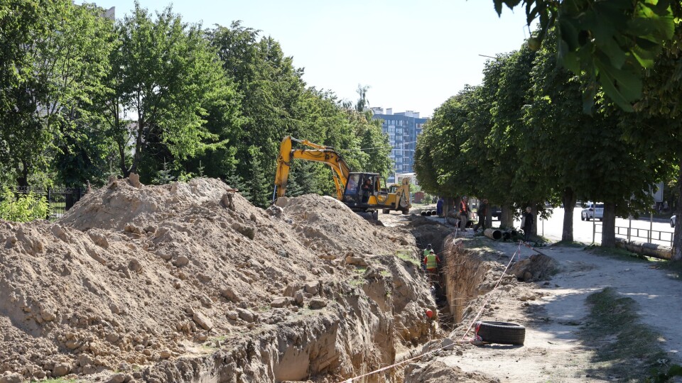 У Луцьку міняють труби магістрального водогону