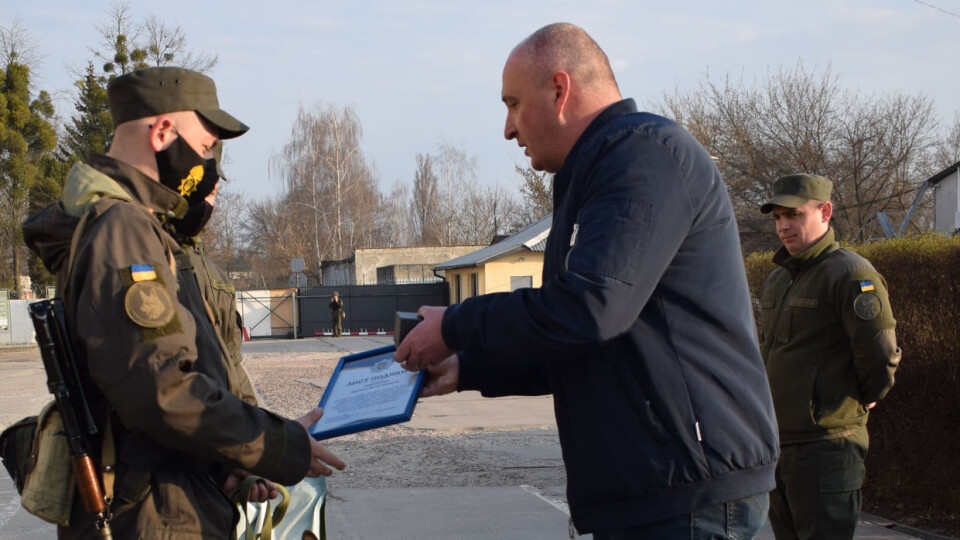 У Луцьку нагородили кінолога та собаку, які знайшли 7-річного Матвія у болоті