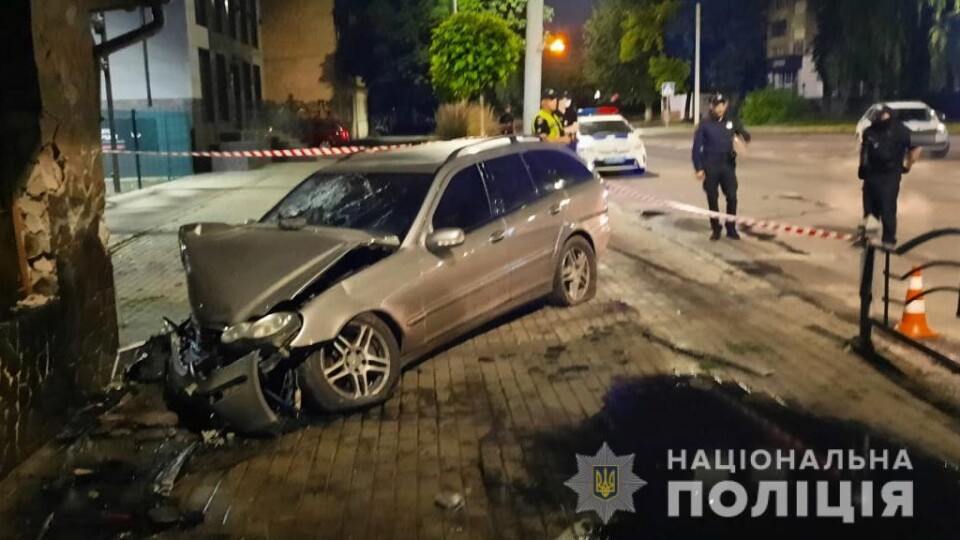 У Луцьку авто в'їхало у піцерію