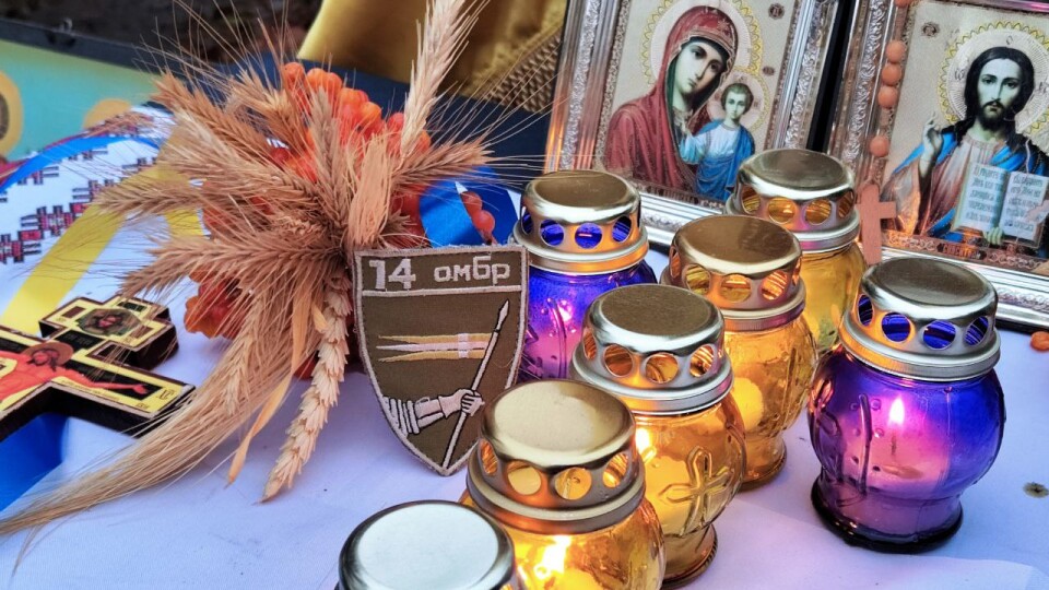 Воїни 14-ї бригади на фронті запалили свічки в пам'ять про всіх замордованих голодом українців. ФОТО