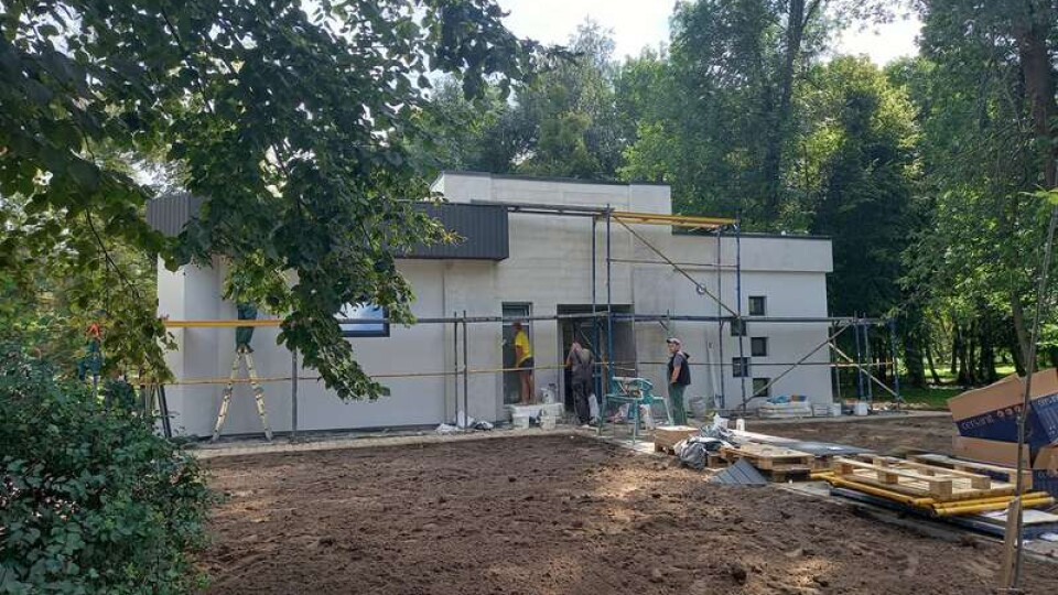 У Луцьку в центральному парку завершують будівництво громадської вбиральні