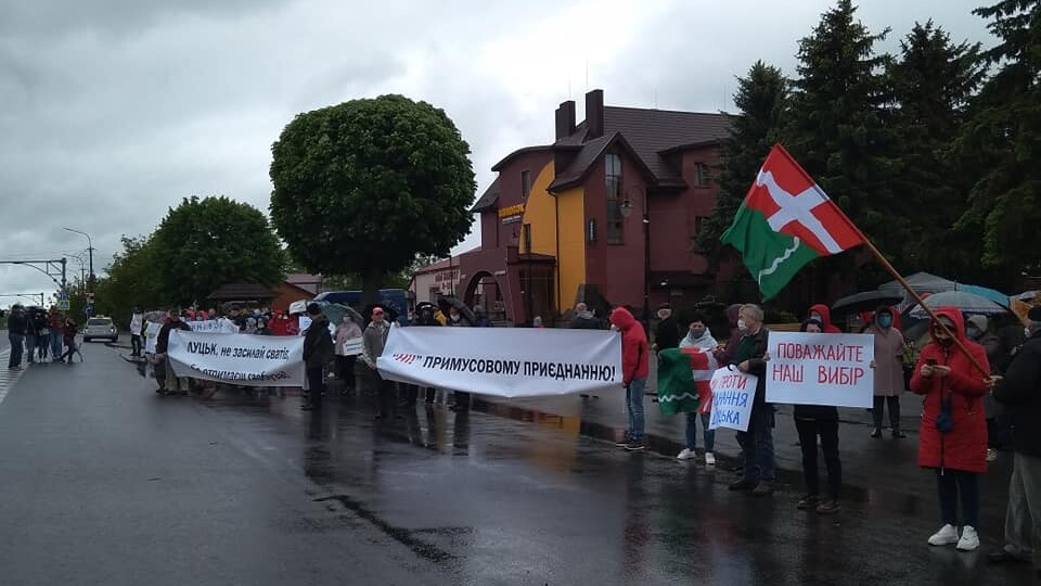 У Княгининку люди вийшли на протест проти приєднання до Луцька