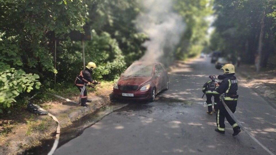 У Луцьку під час руху загорілася автівка. В салоні була жінка з дитиною