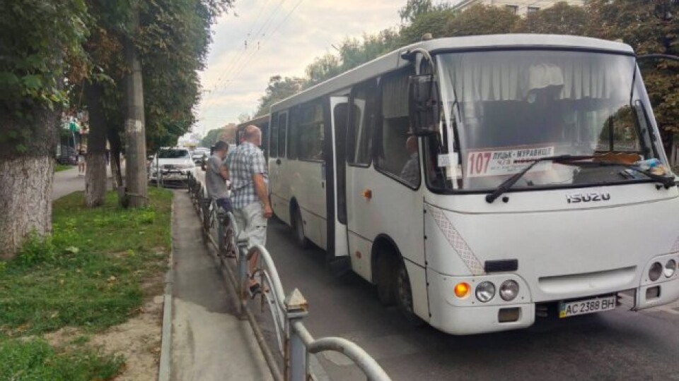 У Луцьку на Перемоги зіткнулися дві маршрутки. Рух ускладнений