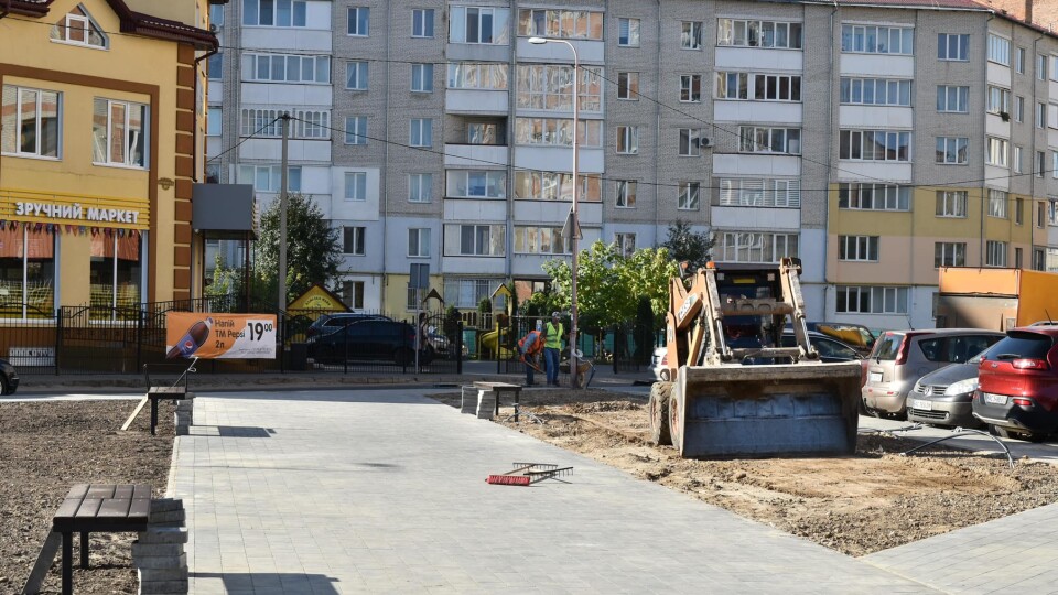 У Луцьку біля школи №26 завершують облаштування скверу