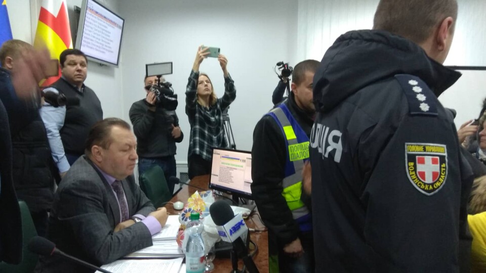 «Пустовіта у відставку!». Підприємці Старого ринку оточили керівників Луцька