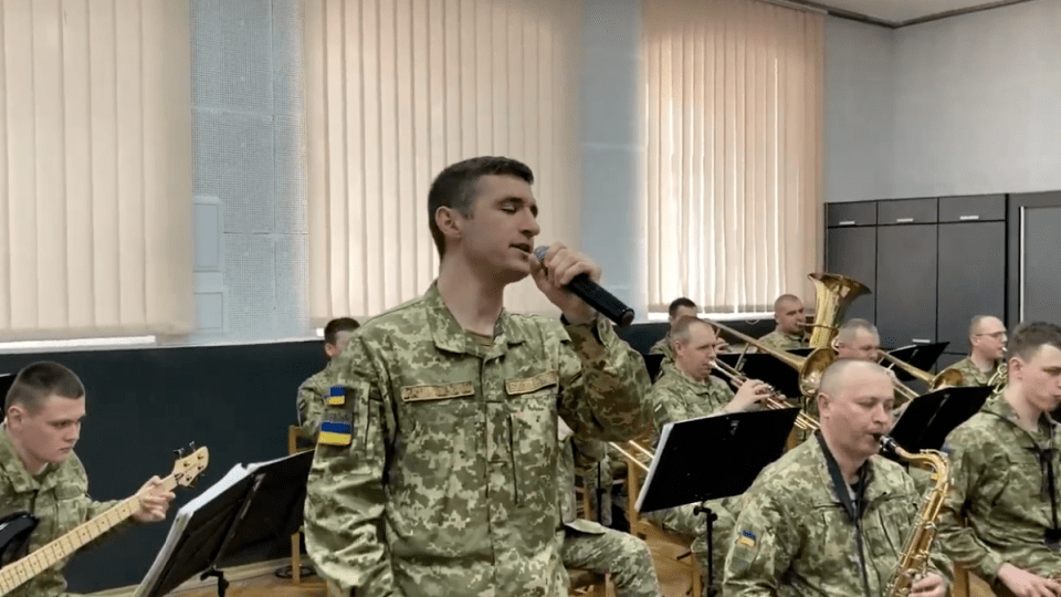 «Два кольори» у виконанні оркестру Луцького прикордонного загону. Відео
