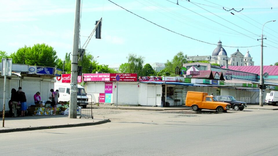«Добровільно або демонтуємо». Муніципали попередили підприємців Старого ринку