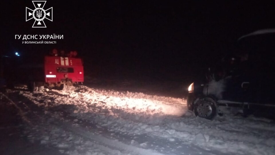 На Волині мікроавтобуси з пасажирами застрягли на дорогах через негоду. ФОТО