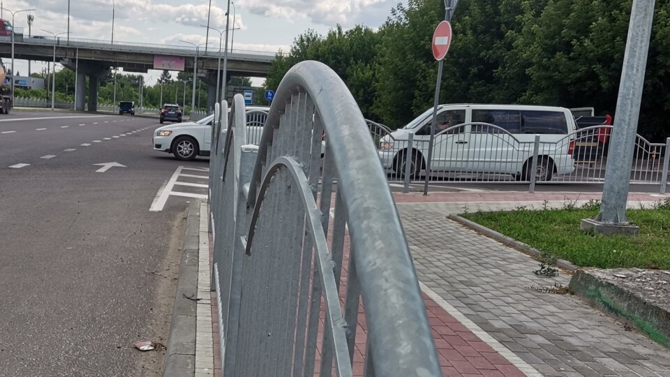 У Луцьку на Ківерцівський паркан заважає водіям. Його перенесуть