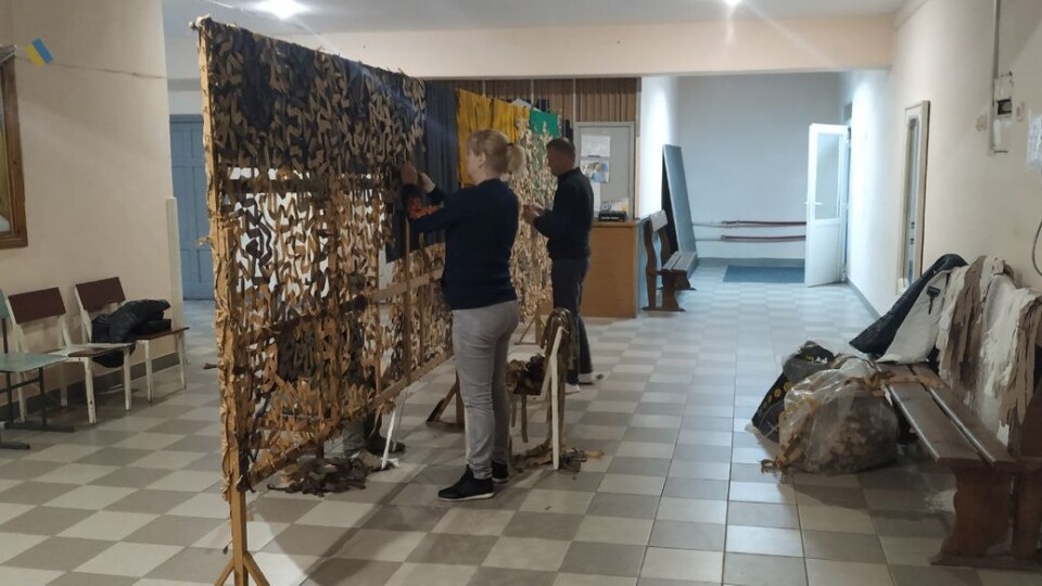 У Луцьку місцеві та переселенці разом плетуть маскувальні сітки для армії
