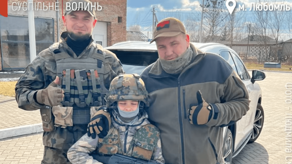 «Сиджу, охороняю Любомль». Десятирічний школяр зробив біля свого будинку блокпост