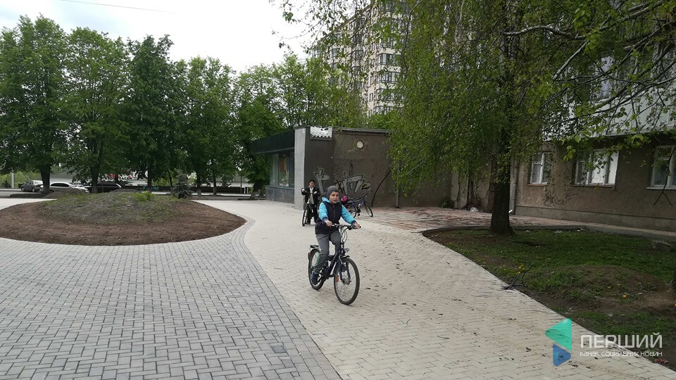 У Луцьку облаштовують трояндовий сквер: бруківка є, квітів ще нема